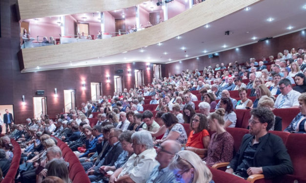 A teremtés ünnepe a színházban