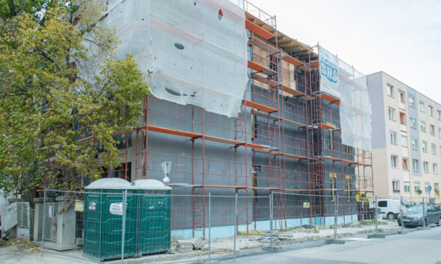 Már bontják a Szekfű utcai rendelőt