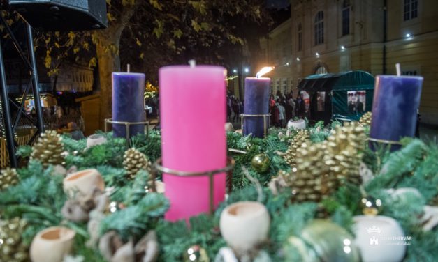 Megnyílt az adventi udvar a Püspöki Palota kertjében