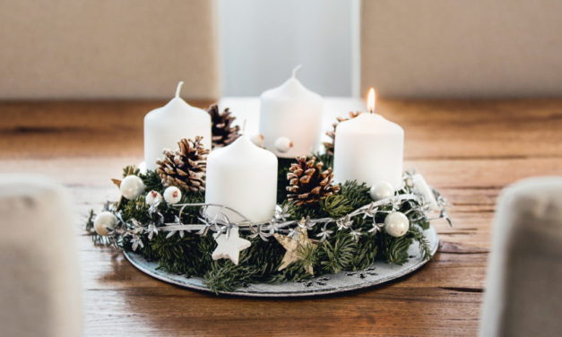 Adventi koszorút készítenek