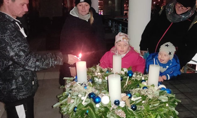 Velencén családok gyújtanak gyertyát