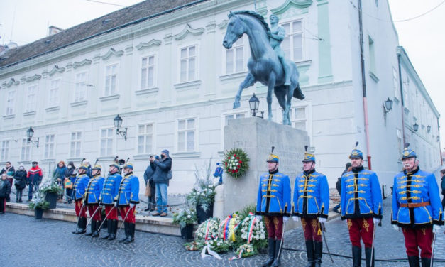 Tisztelgés a hősök emléke előtt