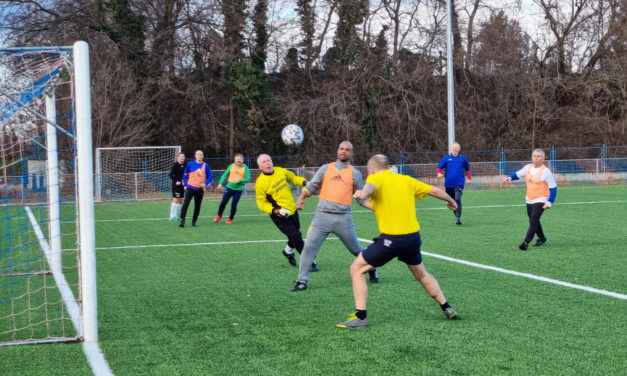 Ismét örömfocival búcsúztatják az évet a sóstói műfüvesen