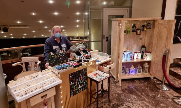 Karácsonyi kerámiák, díszek a színház aulájában
