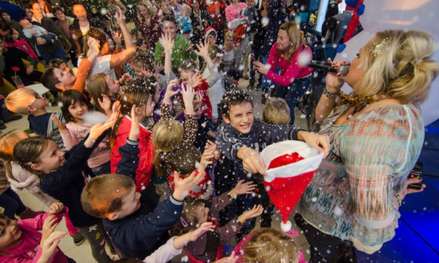 A felnőttekre is gondol a Mikulás Velencén