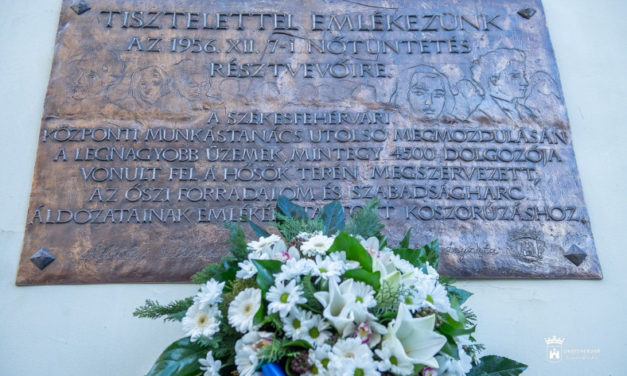 Emléktábla az ’56-os asszonytüntetés tiszteletére