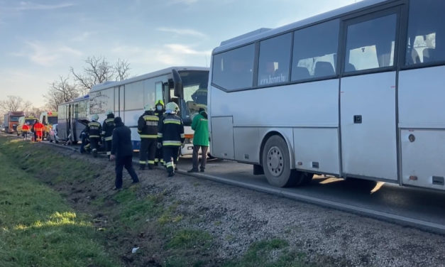 Három busz és egy autó ütközött Fehérvárnál