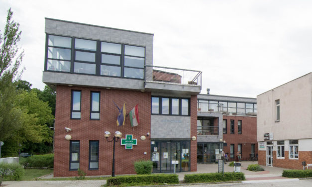 Közös kiállás a Velencei Szakrendelő vezetője mellett