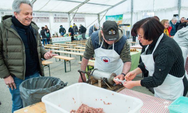 Farsangfarka kolbásztöltőkkel Fehérváron