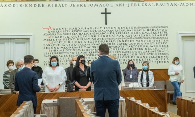 Esküt tettek a választási bizottságok tagjai