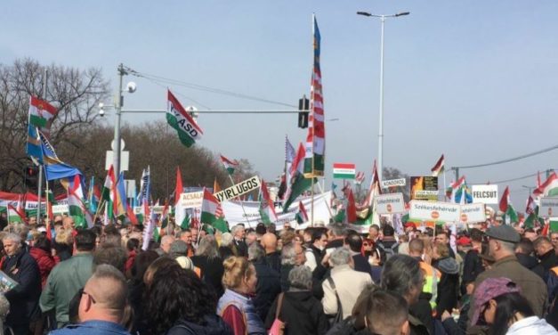 Több százezren a Békemeneten