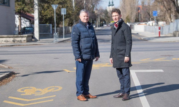 Elkészültek az új kerékpársávok a Hosszúsétatéren