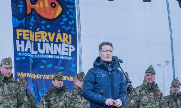 Esőben is jókedvvel főztek a Fehérvári Halünnepen
