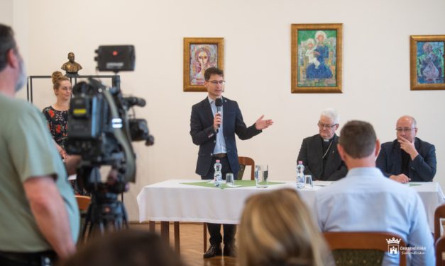 Újra Fehérvári Versünnep!