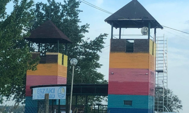Szivárványos strand lett a Vízi Várból
