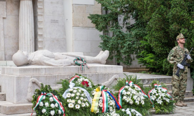 Megemlékezések a Fekvő katonánál és az Országalmánál