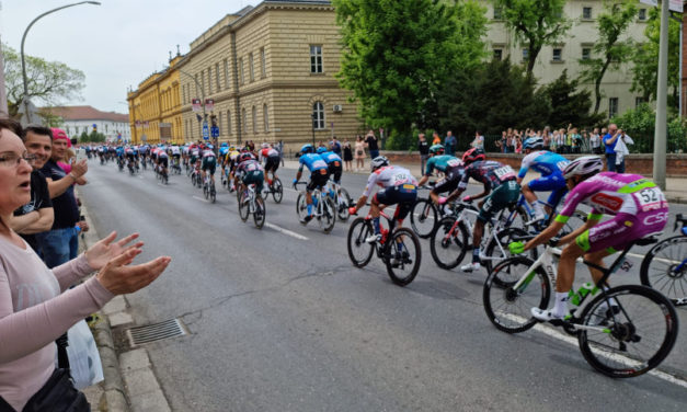 Giro: Fejéren is átszáguldott a mezőny