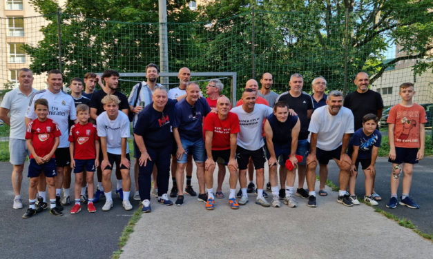 Bácsi! Mi is játszhatunk, ugye?! – újra pályán a Mancz utcai örökifjak