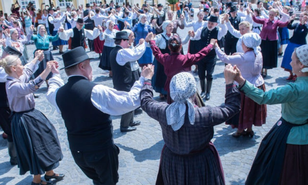 Körbetáncolták a Belvárost Fejér néptáncegyüttesei