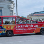 Újra útnak indul Székesfehérvár ikonikus járműve, a piros kabrió busz!