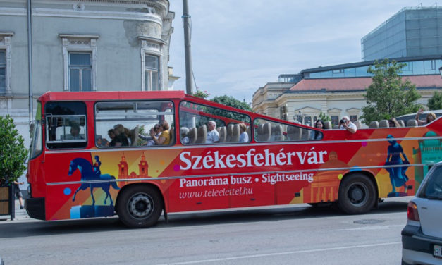 Júliustól minden szombaton Aranybulla-túrára indul a panorámabusz