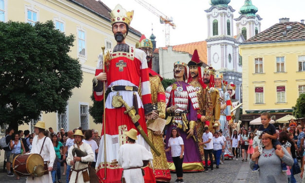 Királyi óriásbábok a Király sori fűtőerőműben