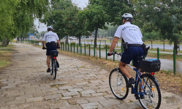 Kerékpárral is járőröznek a rendőrök a Velencei-tónál