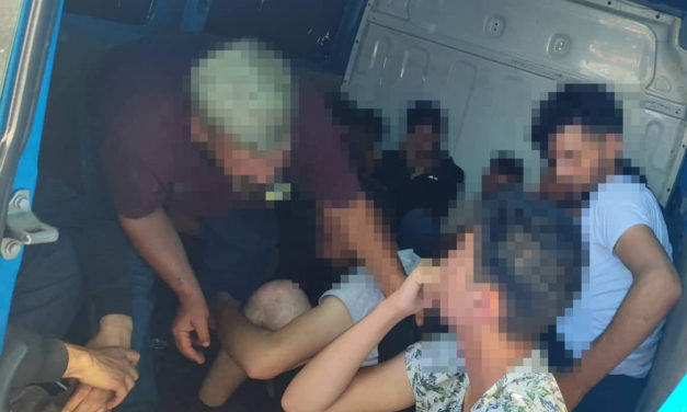 Illegális migránsok az autóban, a sofőr elszaladt Csákváron