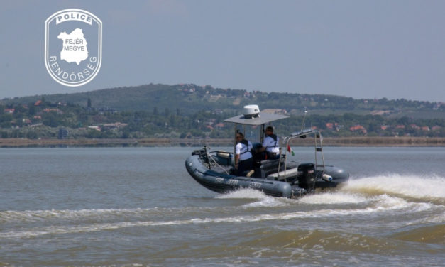 SUP-deszkásokat menekítettek a gárdonyi vízirendőrök