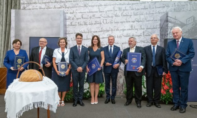 „Százezer büszke fehérvári lélek formál most bevehetetlen erődöt itt”
