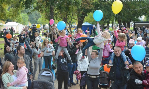 Gyerekemelési rekordkísérlet és Szamóca-díj átadó