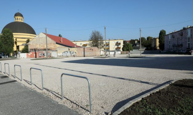 A Vasvári gimnázium új tömbjének építése miatt vasárnaptól lezárják a vasúttal szembeni ideiglenes parkolót