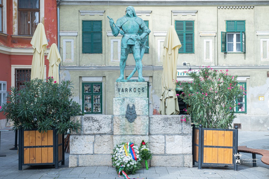 Varkocs_szobor_jo