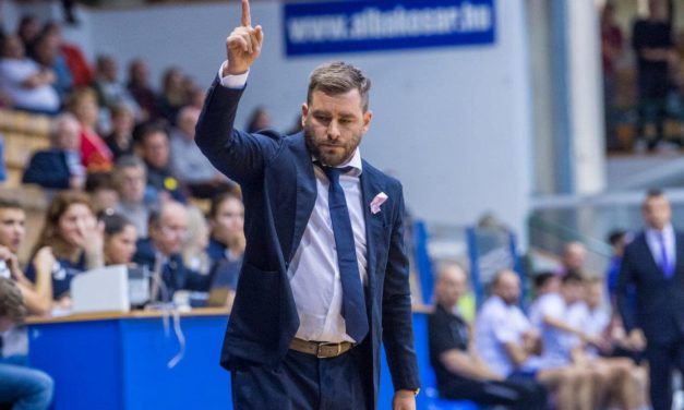 Valami nagyon eltört az Albánál, újabb zakó