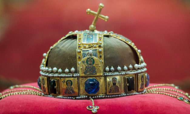 A királyné udvarhölgyével lopatta el a Szent Koronát
