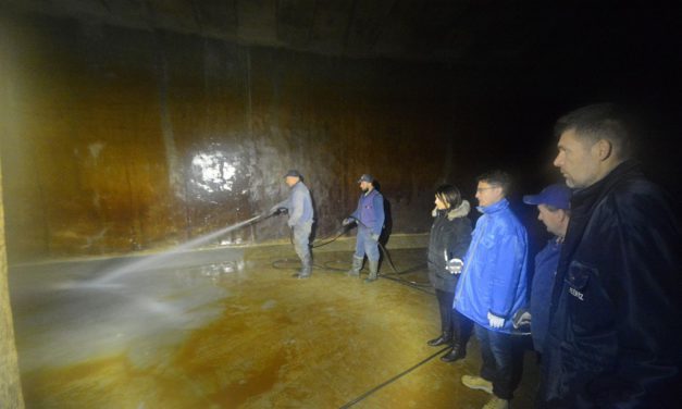 Takarítják, fertőtlenítik az ötmillió literes ivóvíztartályt az Öreghegyen