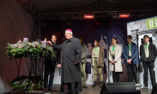 Felgyúlt a szeretet lángja Székesfehérvár adventi koszorúján