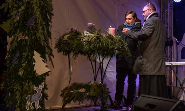 Az adventi koszorú harmadik gyertyáján is fellobbant a láng