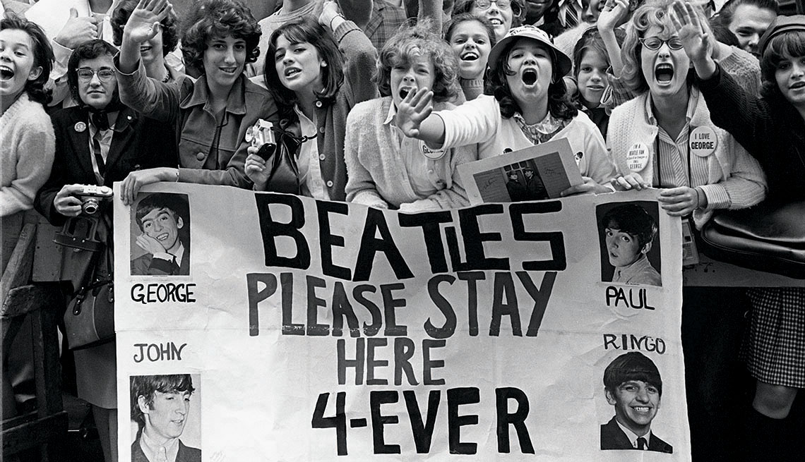 BEATLE FANS AT PARAMOUNT