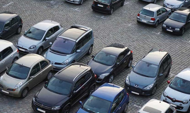 Ingyenes parkolás húsvétkor – így tart nyitva az uszoda, a piac és a Koronás Park