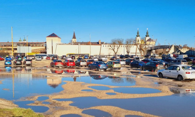A sok eső miatt le kell zárni a murvás parkolót