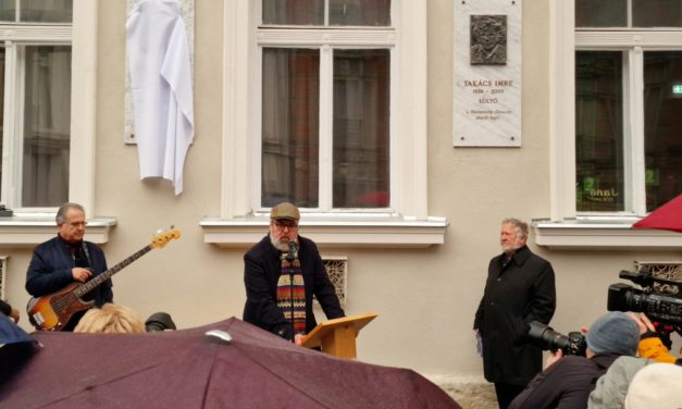 Emléktábla Román Károly tiszteletére