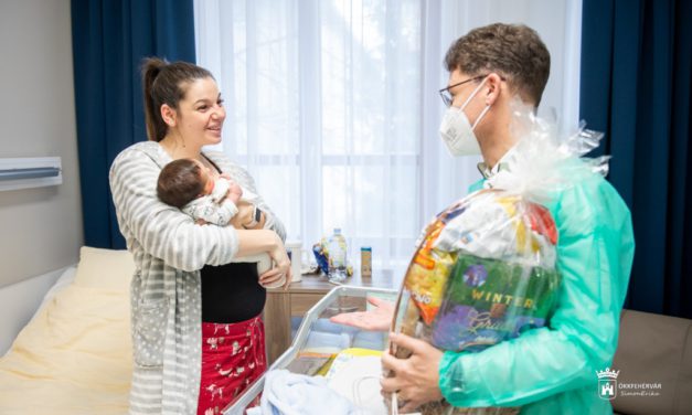 Alig várta meg az új évet az első újszülött
