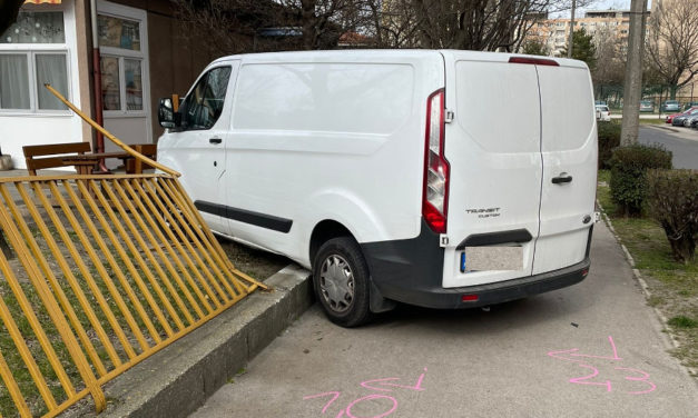 Kisteherautó hajtott az óvodaudvarra, kerítést döntve!