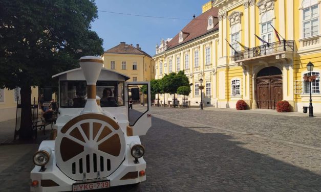 Nőnapi kisvonatozásra várja a hölgyeket a Tourinform Iroda