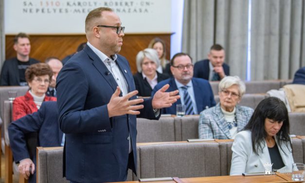 Fogadóórát tart kedden Szabó Bakos Györgyné és Molnár Tamás
