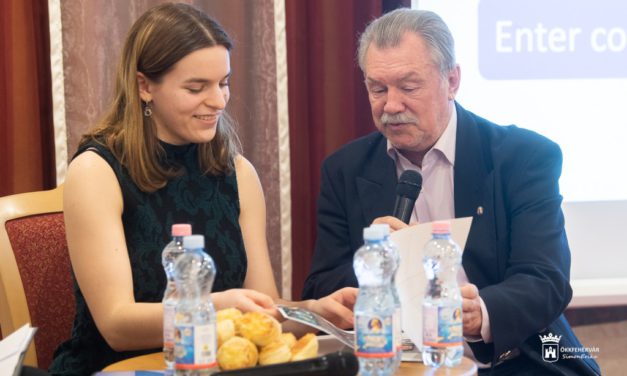 Az ifjú csillagász és Farkas Bertalan a Hiemer-házban