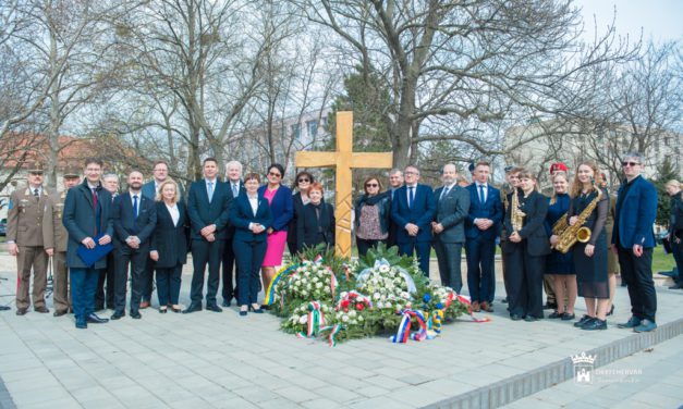 Híd, amely összeköt jóban-rosszban