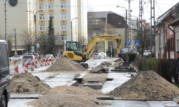 Körforgalom, közműcsere, kerékpárút a megújuló a Móri úton
