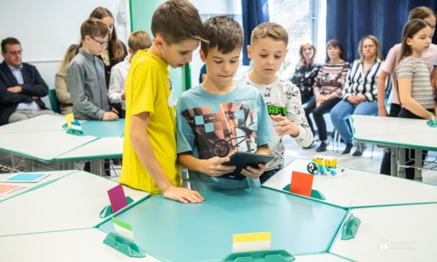 Okos tantermet adtak át a Tóvárosi Általános Iskolában